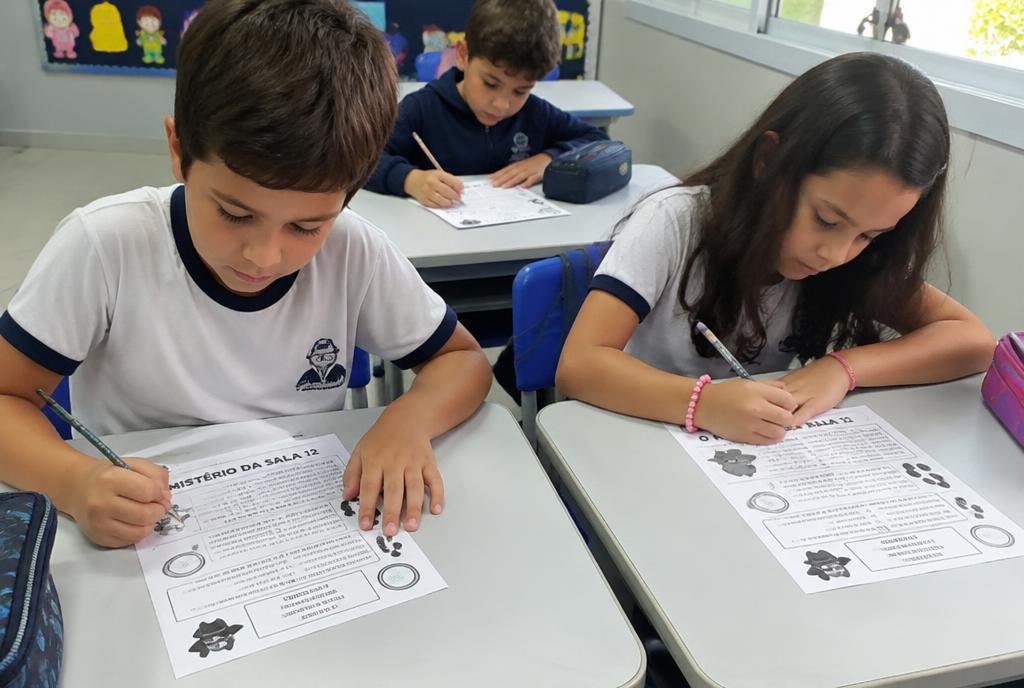 Imagem ilustrativa gerada por IA de crianças com atividades impressas